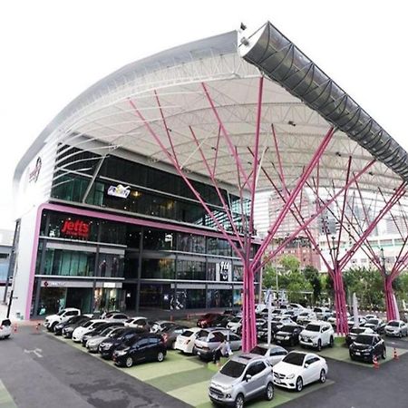 Siam Stadium Hostel Bangkok Bagian luar foto