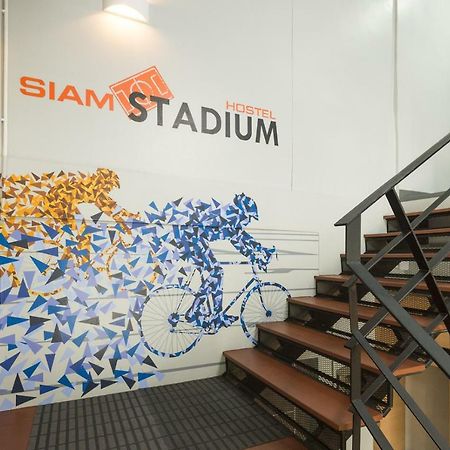 Siam Stadium Hostel Bangkok Bagian luar foto