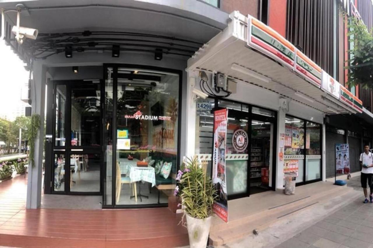 Siam Stadium Hostel Bangkok Bagian luar foto