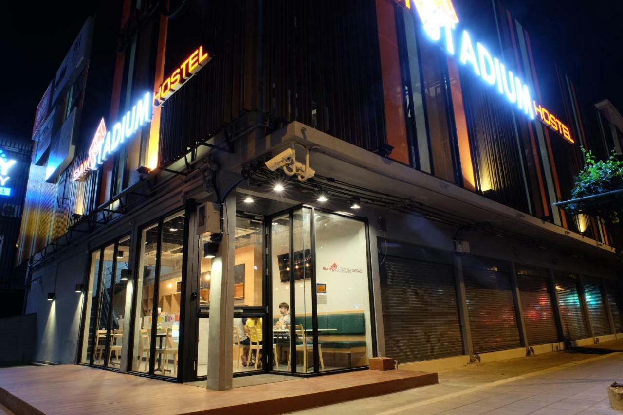 Siam Stadium Hostel Bangkok Bagian luar foto