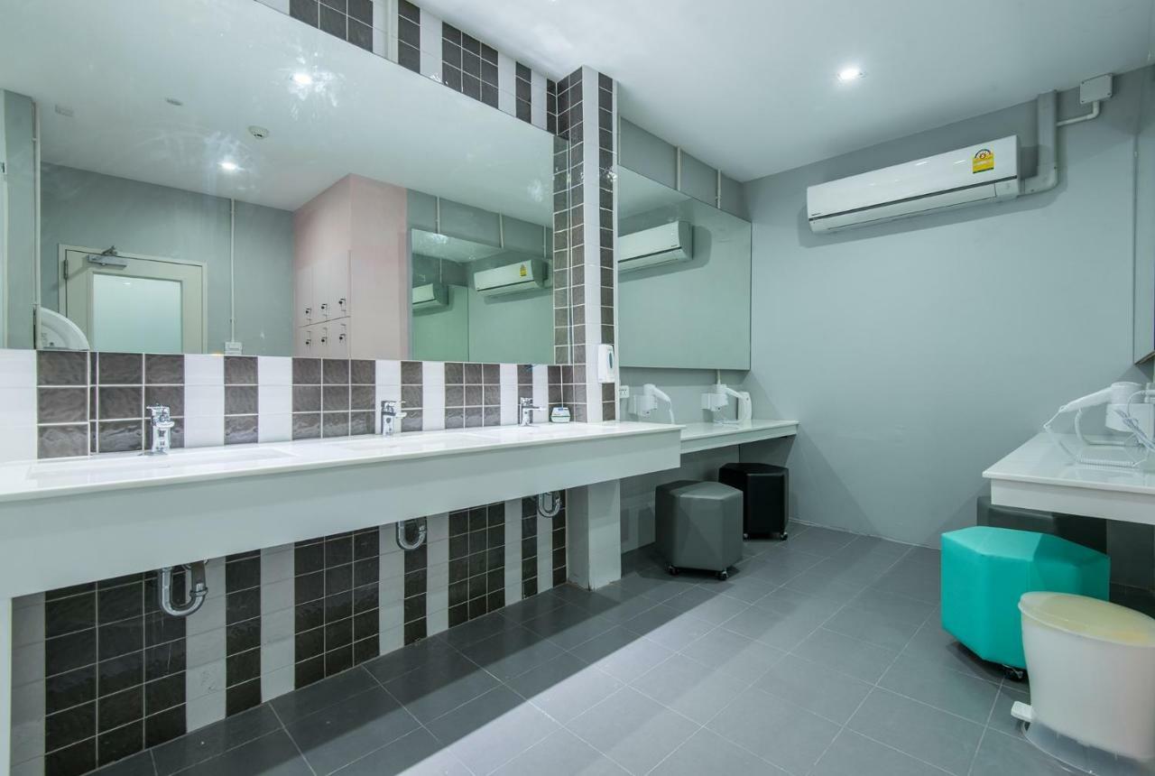 Siam Stadium Hostel Bangkok Bagian luar foto