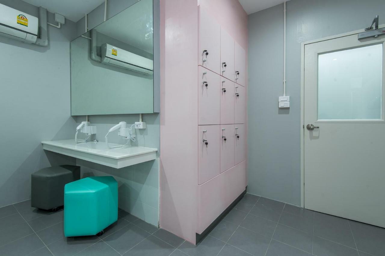 Siam Stadium Hostel Bangkok Bagian luar foto