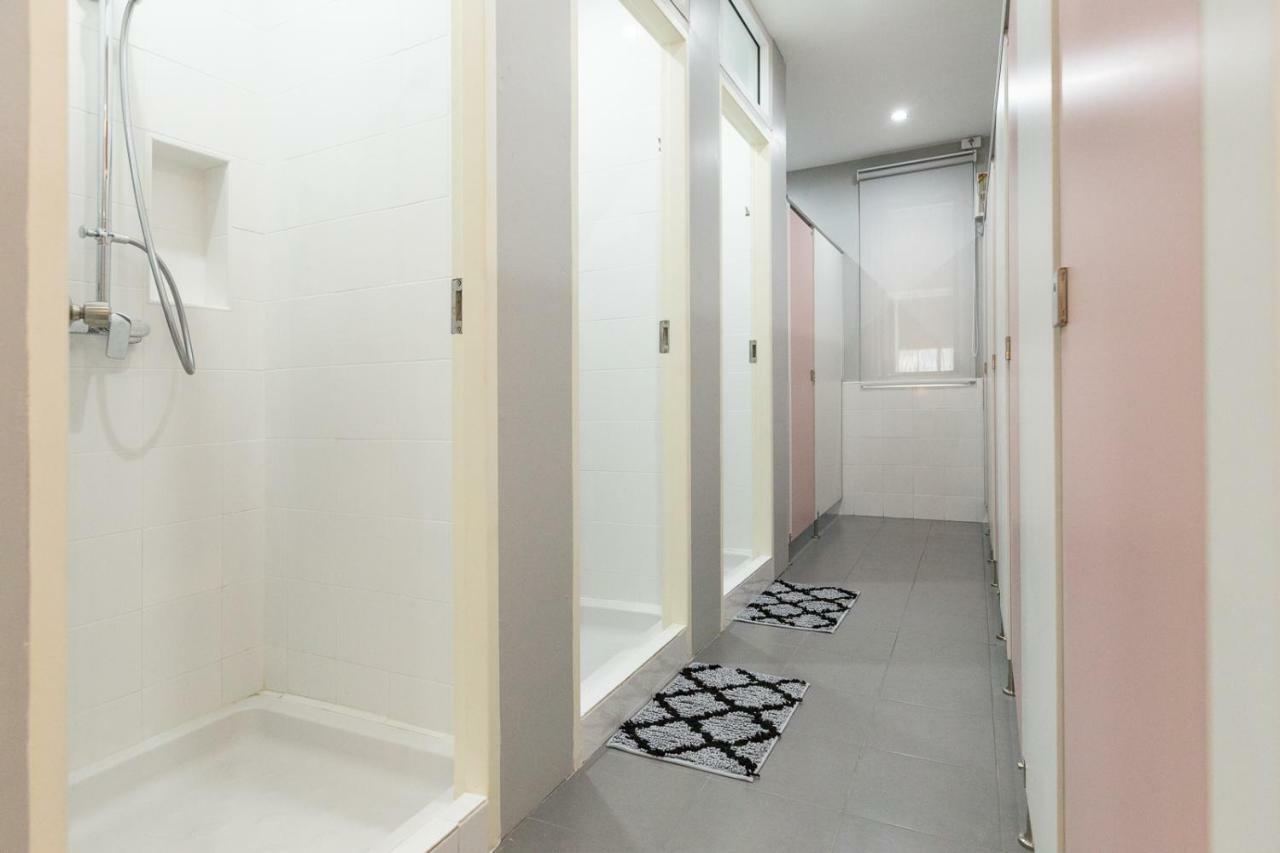 Siam Stadium Hostel Bangkok Bagian luar foto