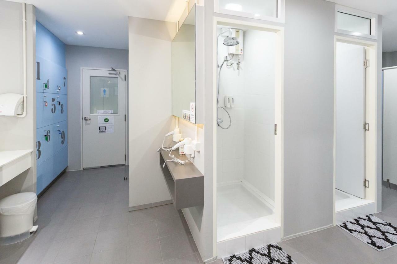 Siam Stadium Hostel Bangkok Bagian luar foto