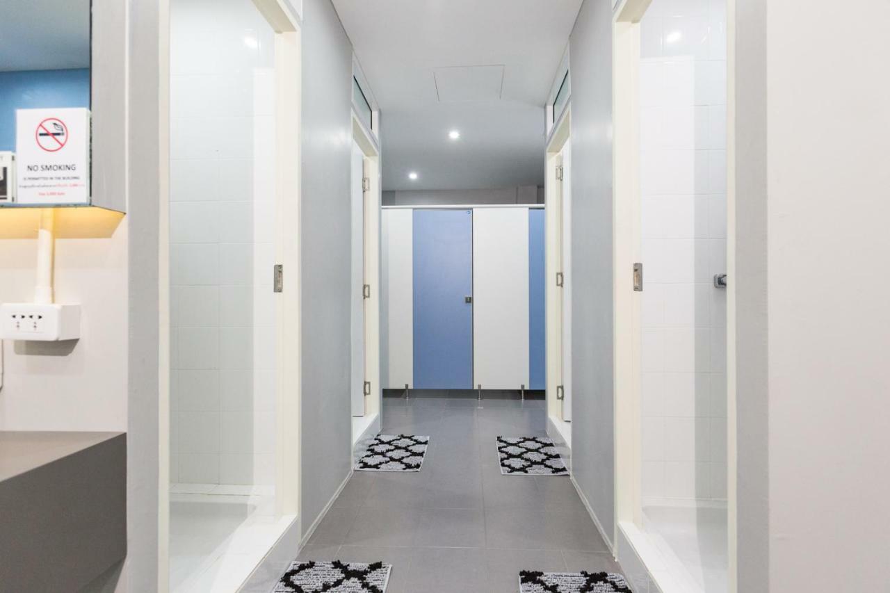 Siam Stadium Hostel Bangkok Bagian luar foto