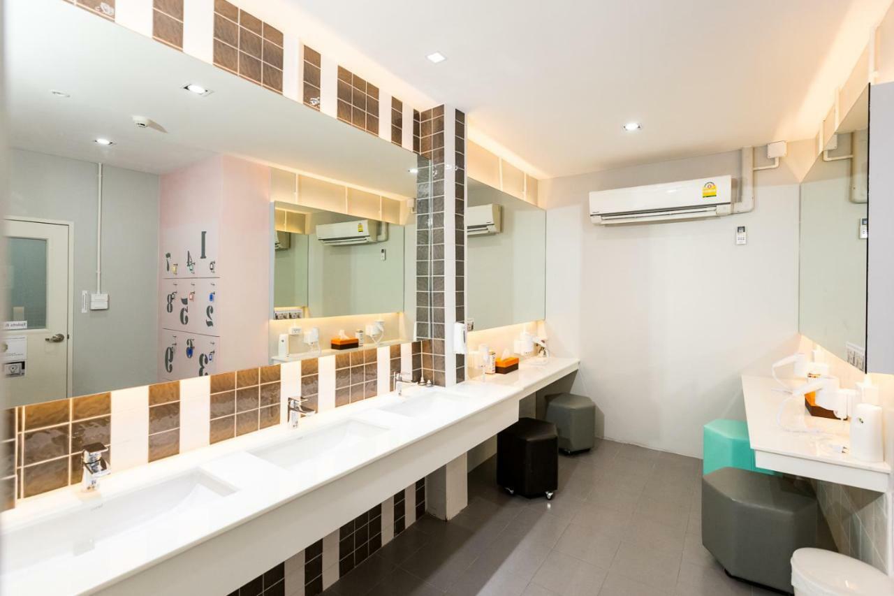Siam Stadium Hostel Bangkok Bagian luar foto